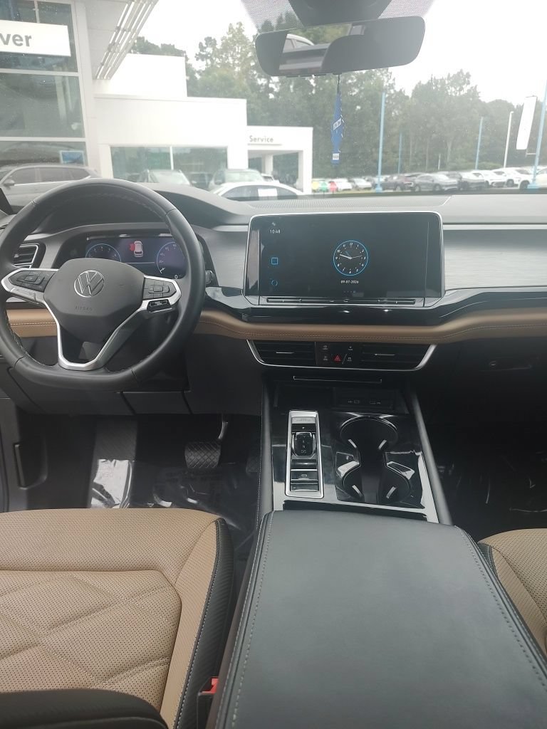Used 2024 Volkswagen Atlas Cross Sport SE w/ Panoramic Sunroof Package FWD image 9