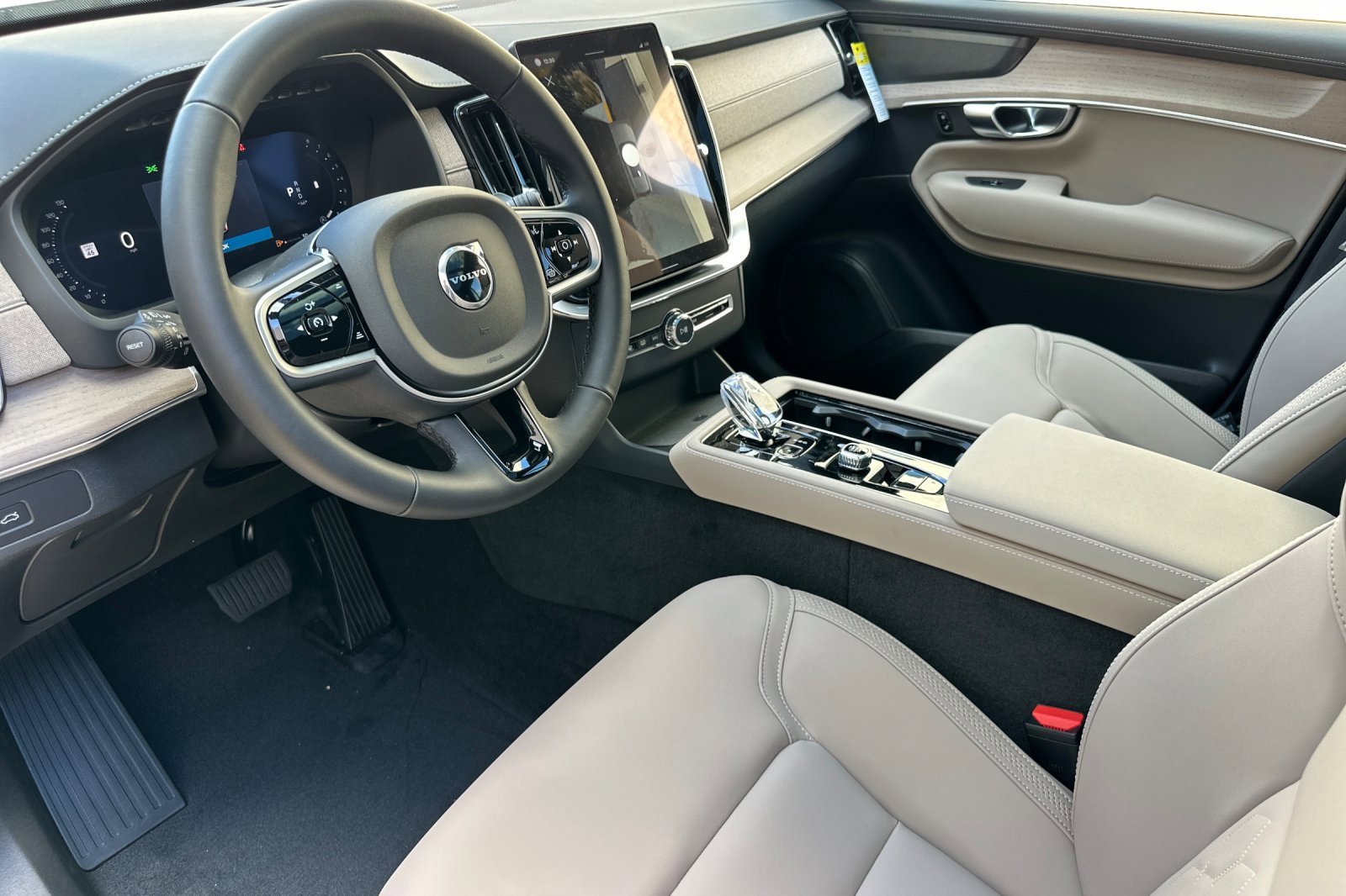 New 2026 Volvo XC90 B6 Plus w/ Protection Package Premier image 9