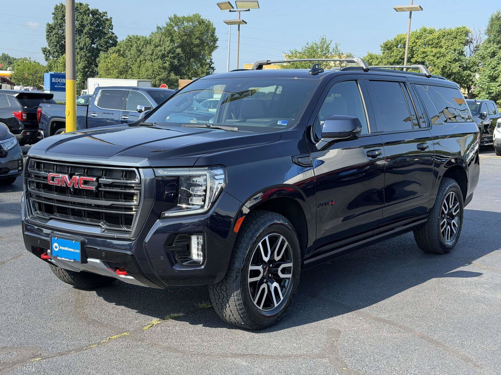 Used 2023 GMC Yukon XL AT4 w/ Technology Package AWD/4WD image 4
