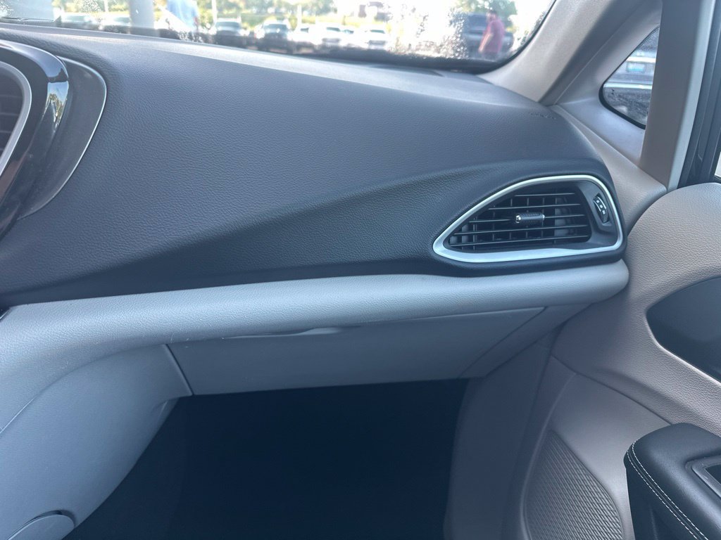 Used 2024 Chrysler Pacifica Touring-L FWD image 16