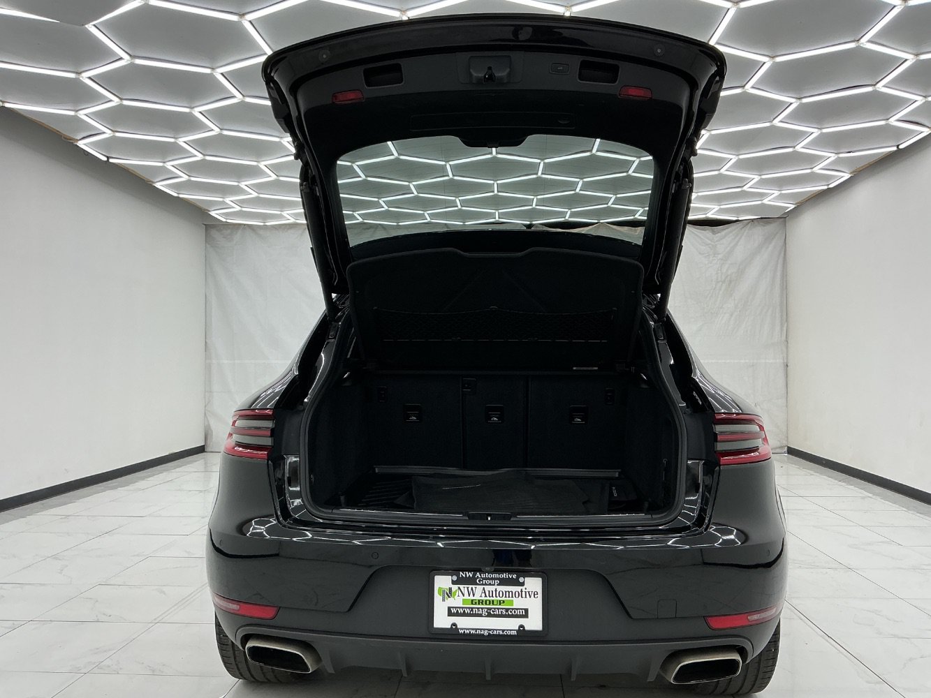 Used 2018 Porsche Macan AWD/4WD image 45