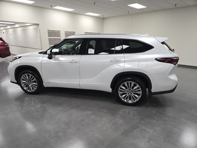 New 2026 Toyota Highlander Platinum image 3