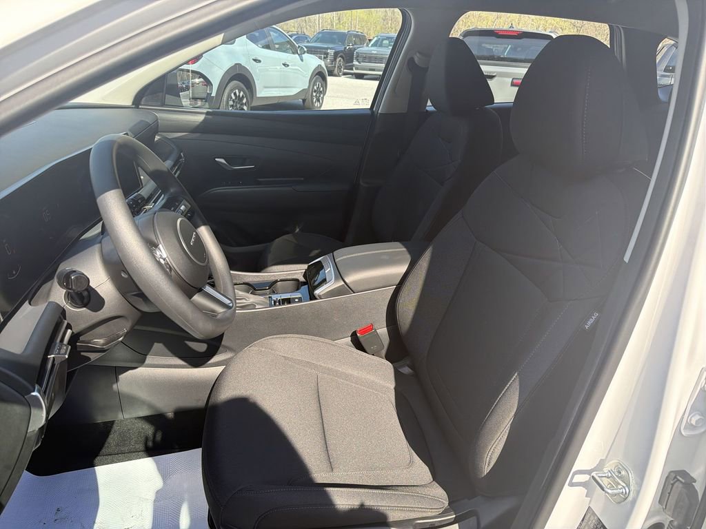 Used 2025 Hyundai Tucson SE image 12