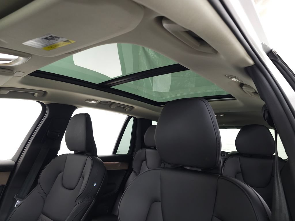 Certified 2025 Volvo XC90 B5 Plus AWD/4WD image 19