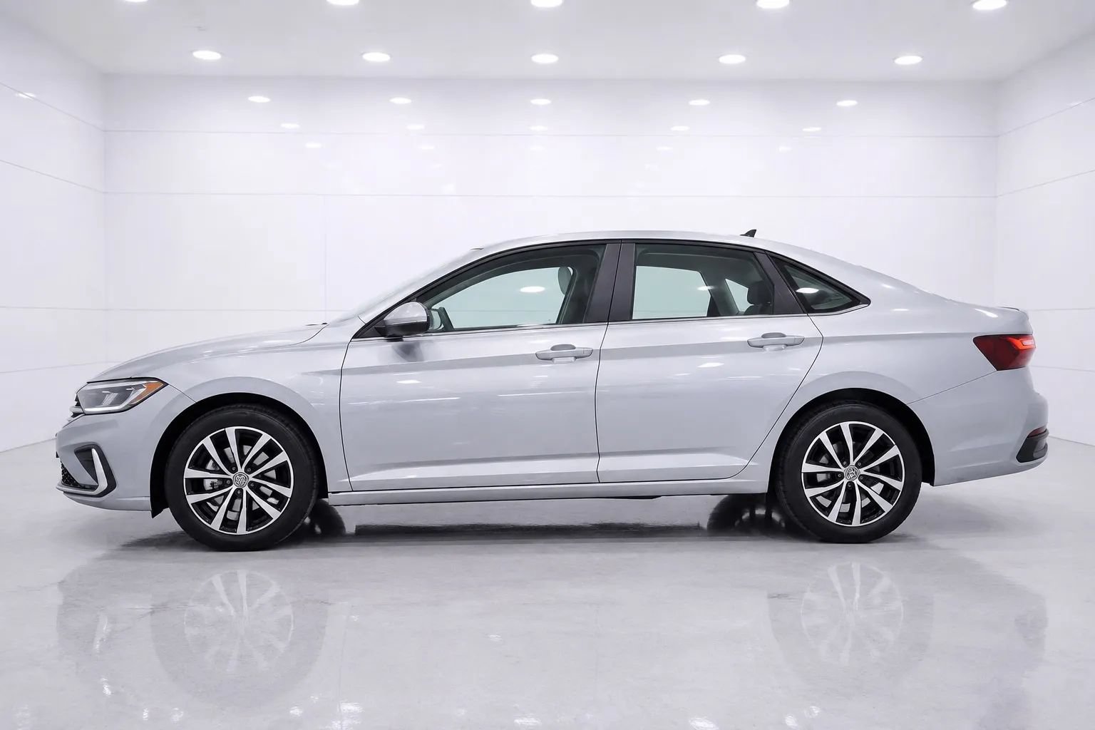 Used 2025 Volkswagen Jetta SE FWD image 2