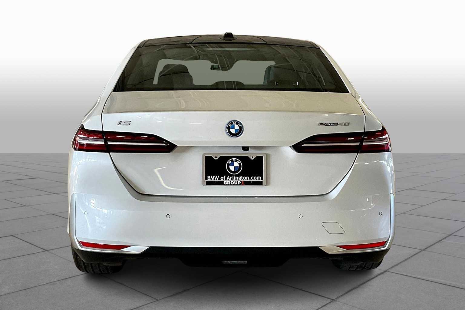 Used 2026 BMW i5 eDrive40 w/ Premium Package RWD image 4
