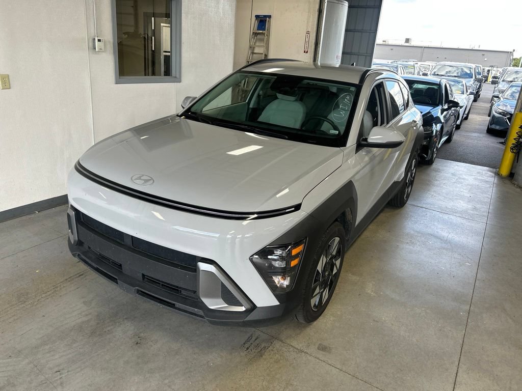 Used 2025 Hyundai Kona SEL FWD image 2