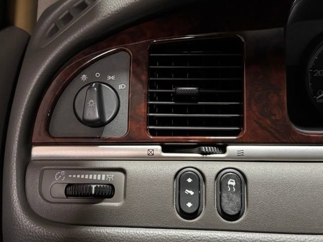Used 2006 Lincoln Town Car Designer Series RWD image 22