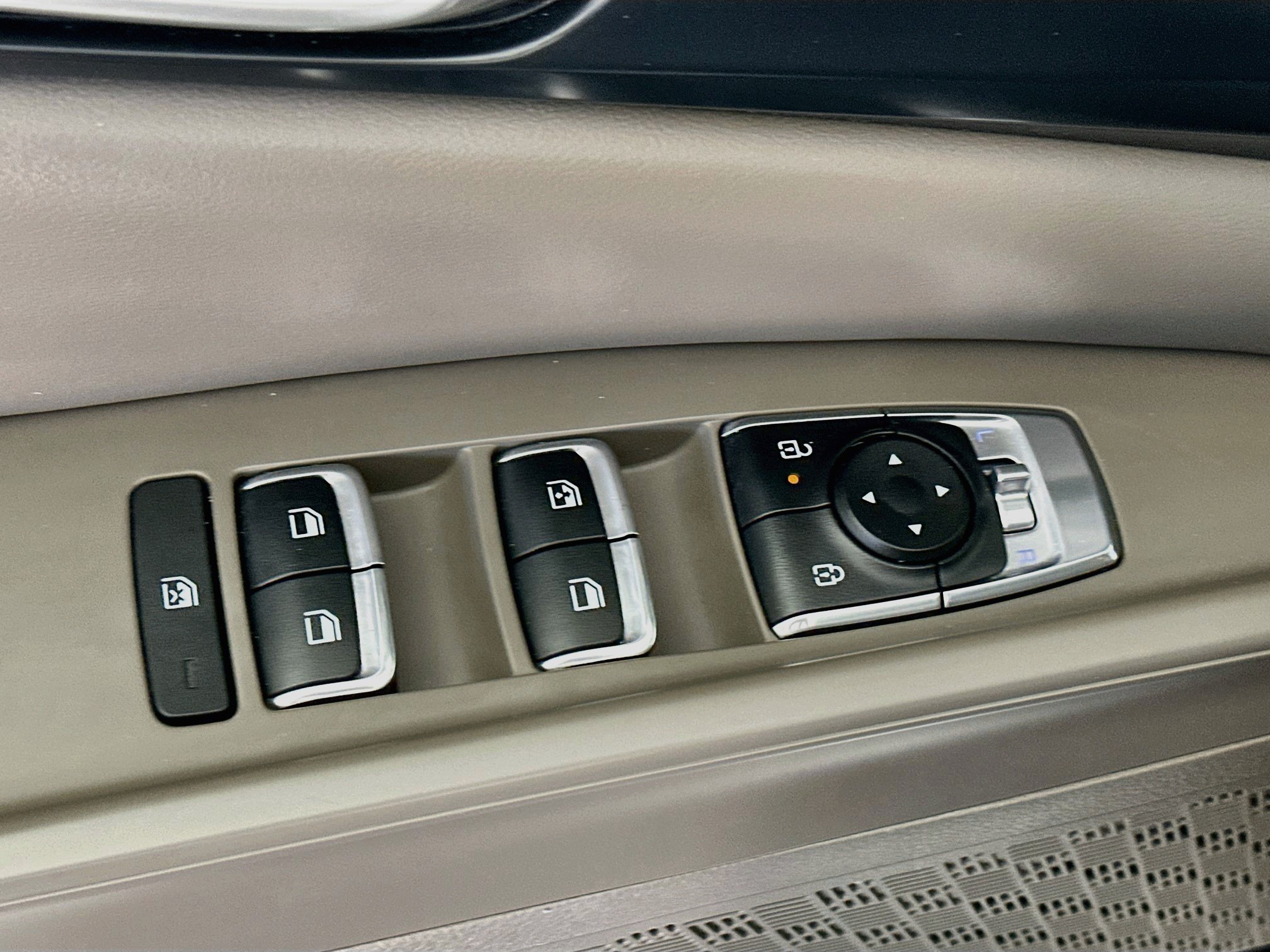 Used 2025 Kia Carnival FWD image 15