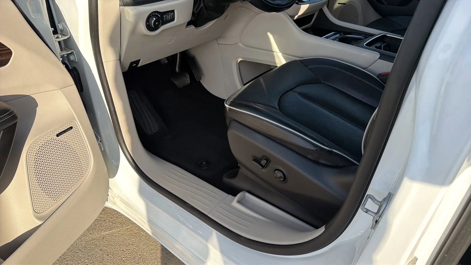 Used 2022 Chrysler Pacifica Limited image 56