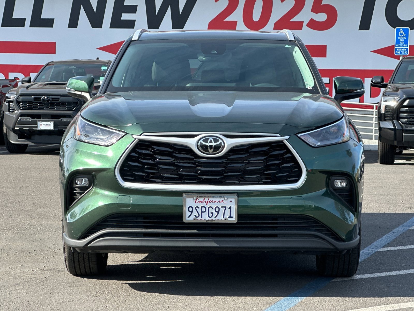 Used 2025 Toyota Highlander XLE image 7