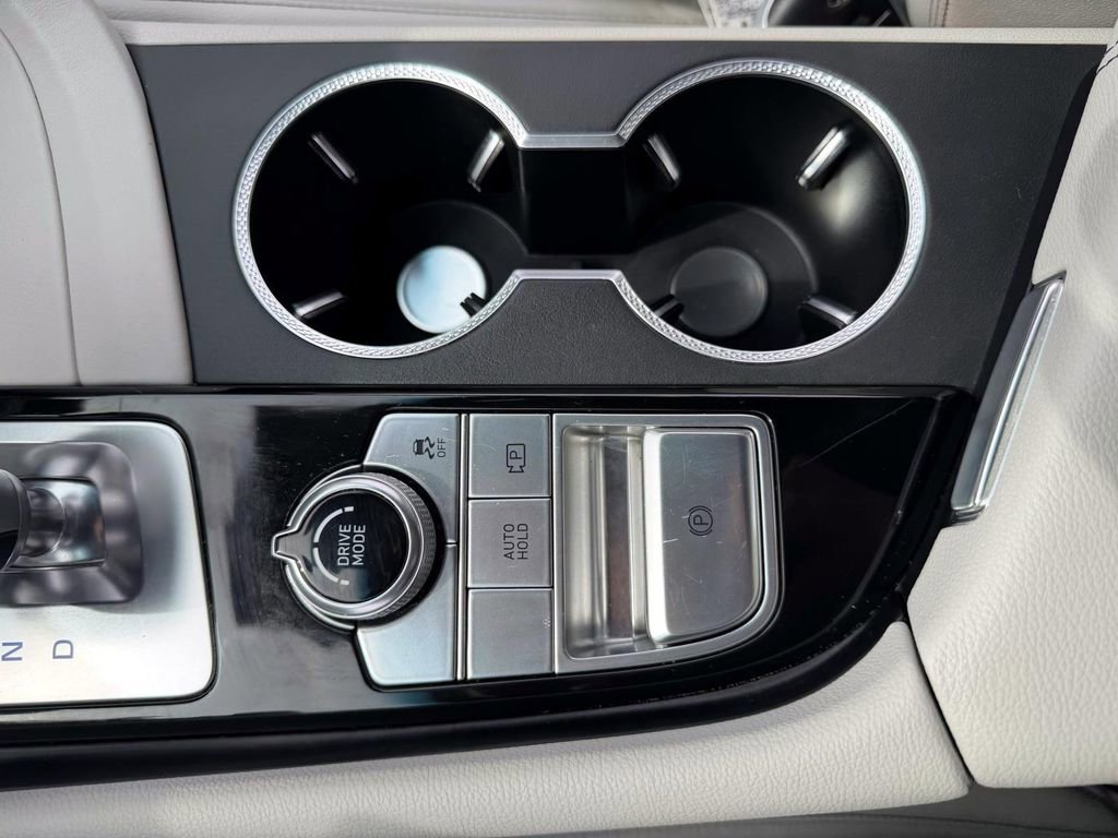 Certified 2025 Genesis G70 2.5T image 20