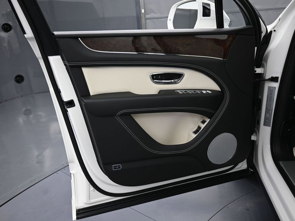 Certified 2023 Bentley Bentayga Plug-In Hybrid AWD/4WD image 15
