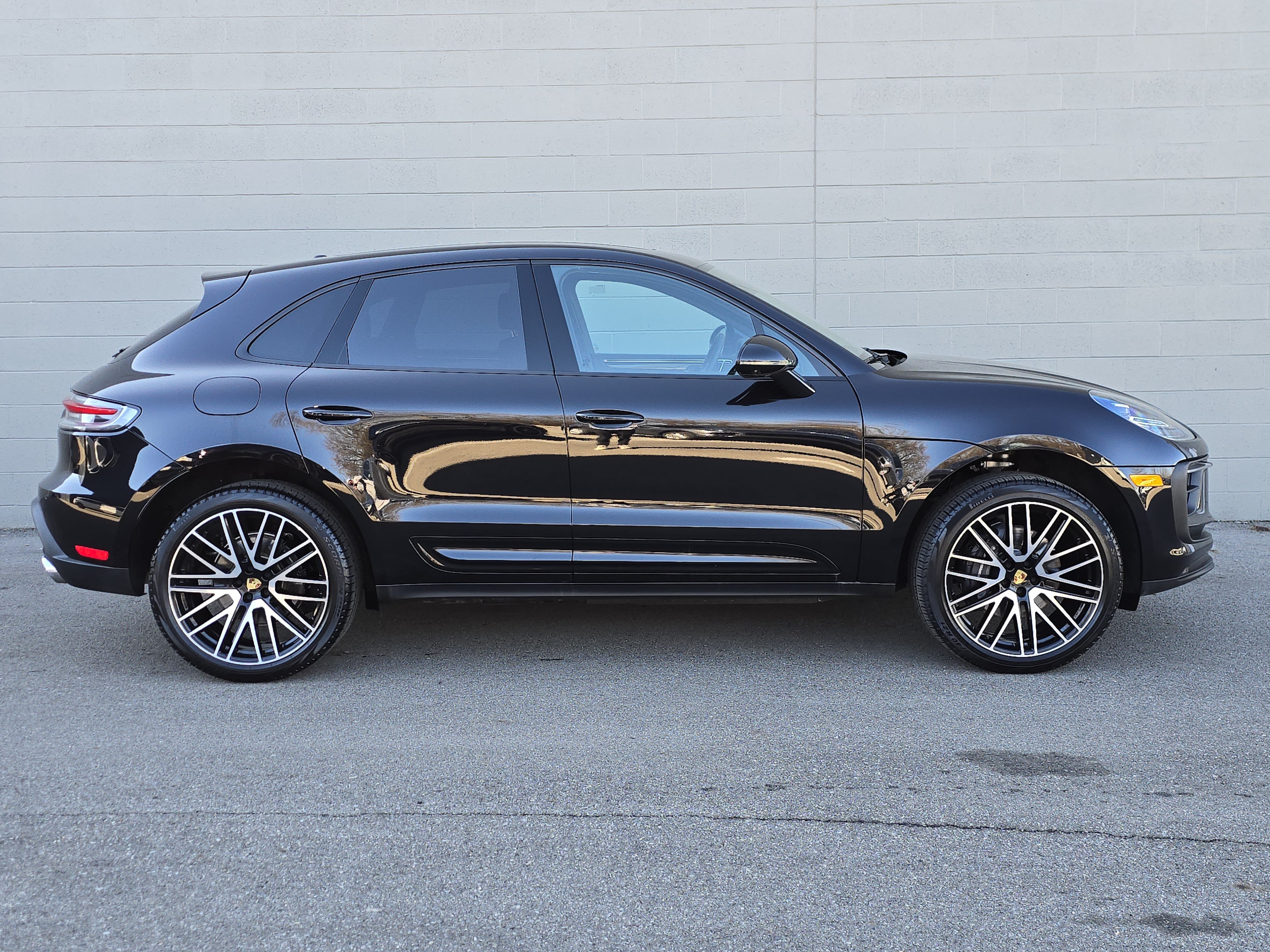 Certified 2025 Porsche Macan AWD/4WD image 10