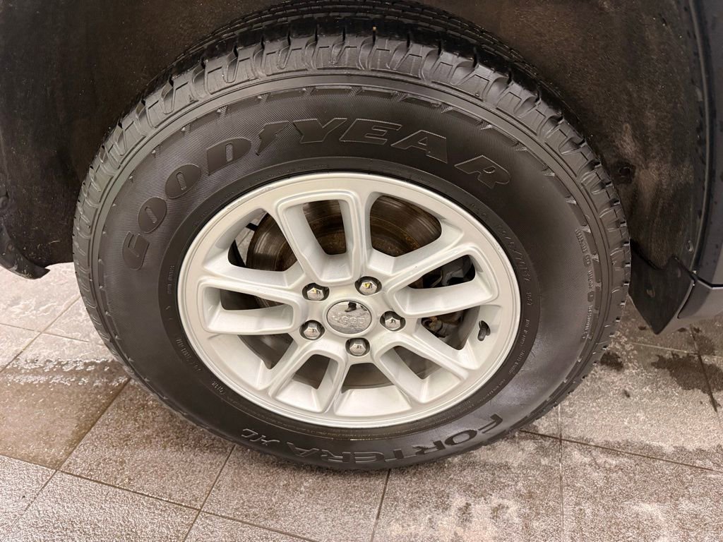 Used 2020 Jeep Grand Cherokee Laredo image 39