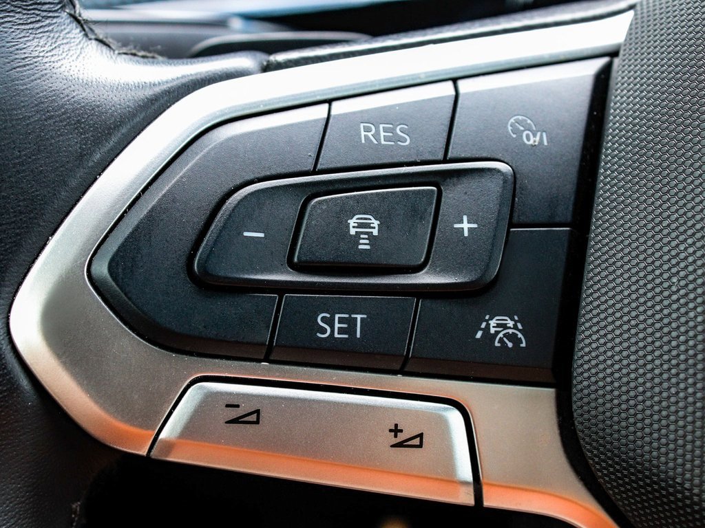 Used 2025 Volkswagen Atlas Cross Sport SEL Premium R-Line image 28