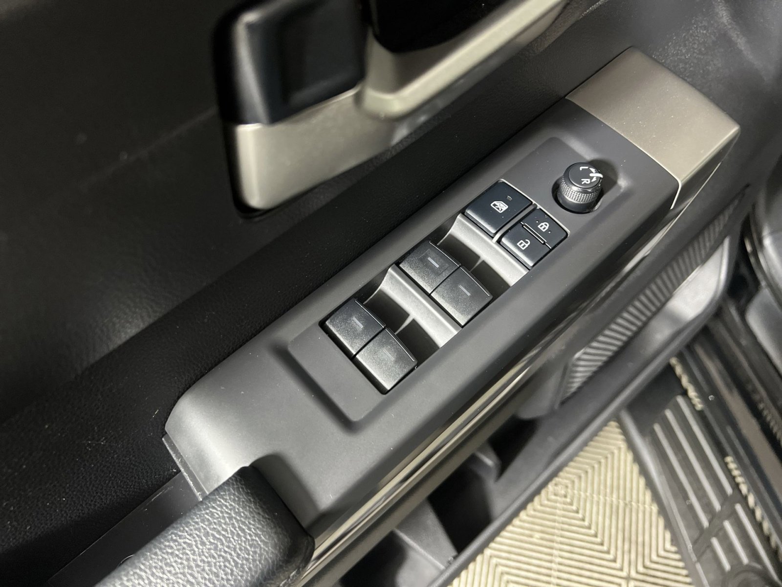 Used 2022 Toyota Tundra SR5 w/ SR5 Premium Package image 15