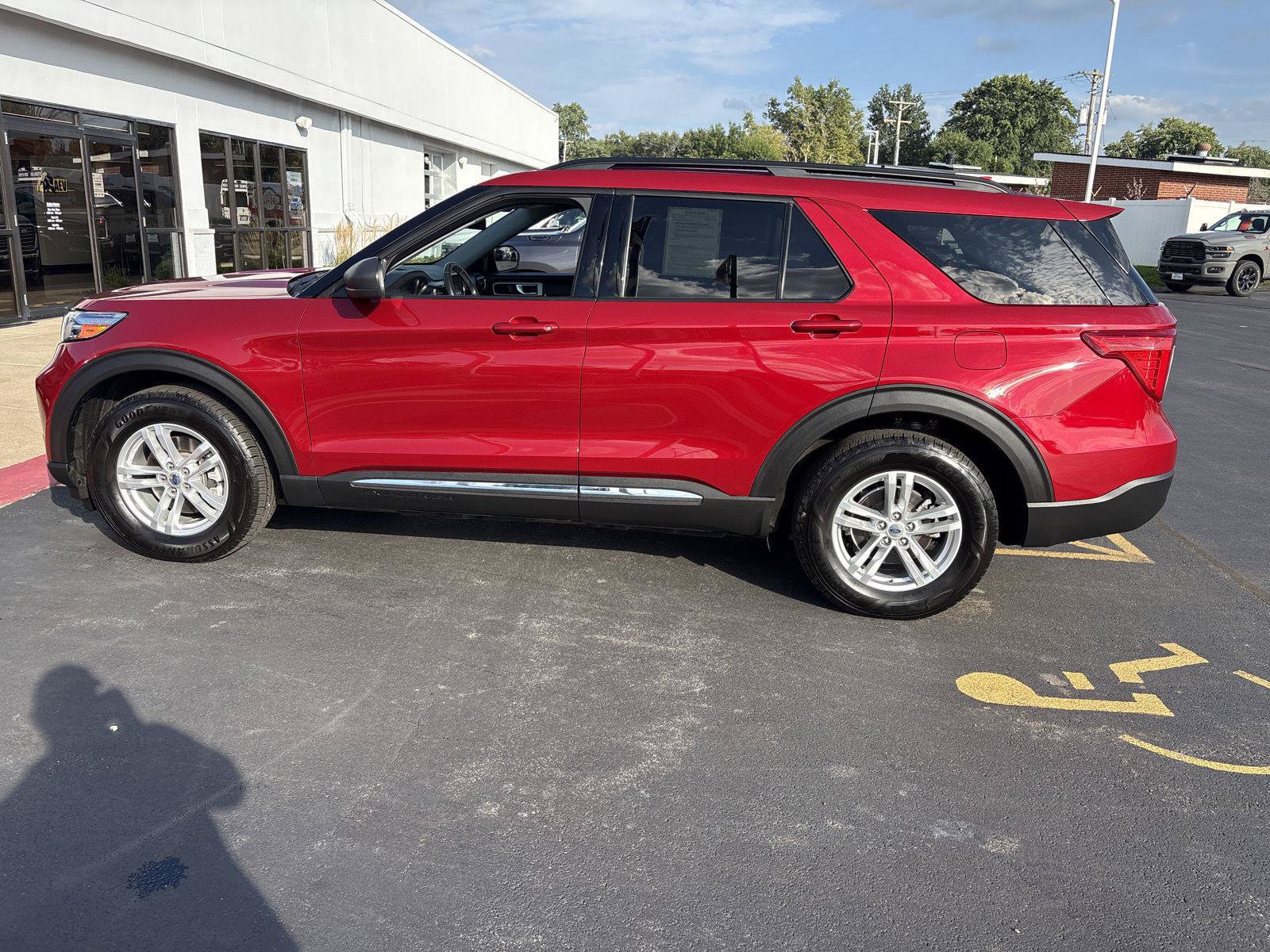 Used 2020 Ford Explorer XLT w/ Equipment Group 202A AWD/4WD image 8