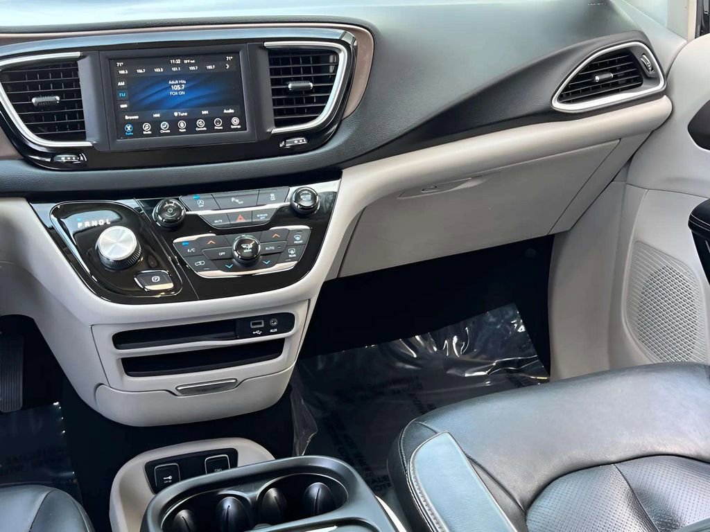 Used 2019 Chrysler Pacifica Touring-L FWD image 16