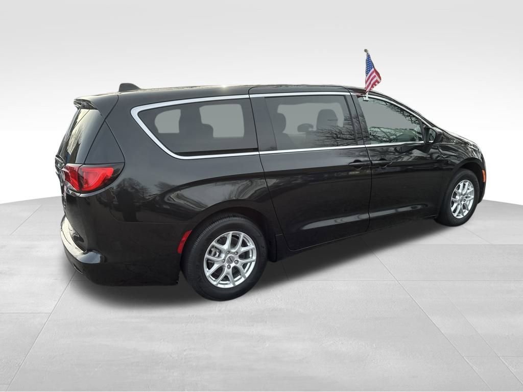 Used 2023 Chrysler Voyager LX image 22