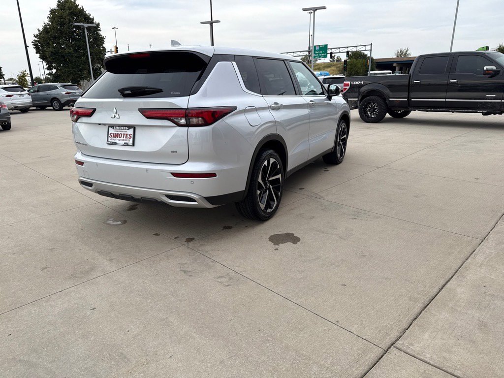 Used 2024 Mitsubishi Outlander SE image 4