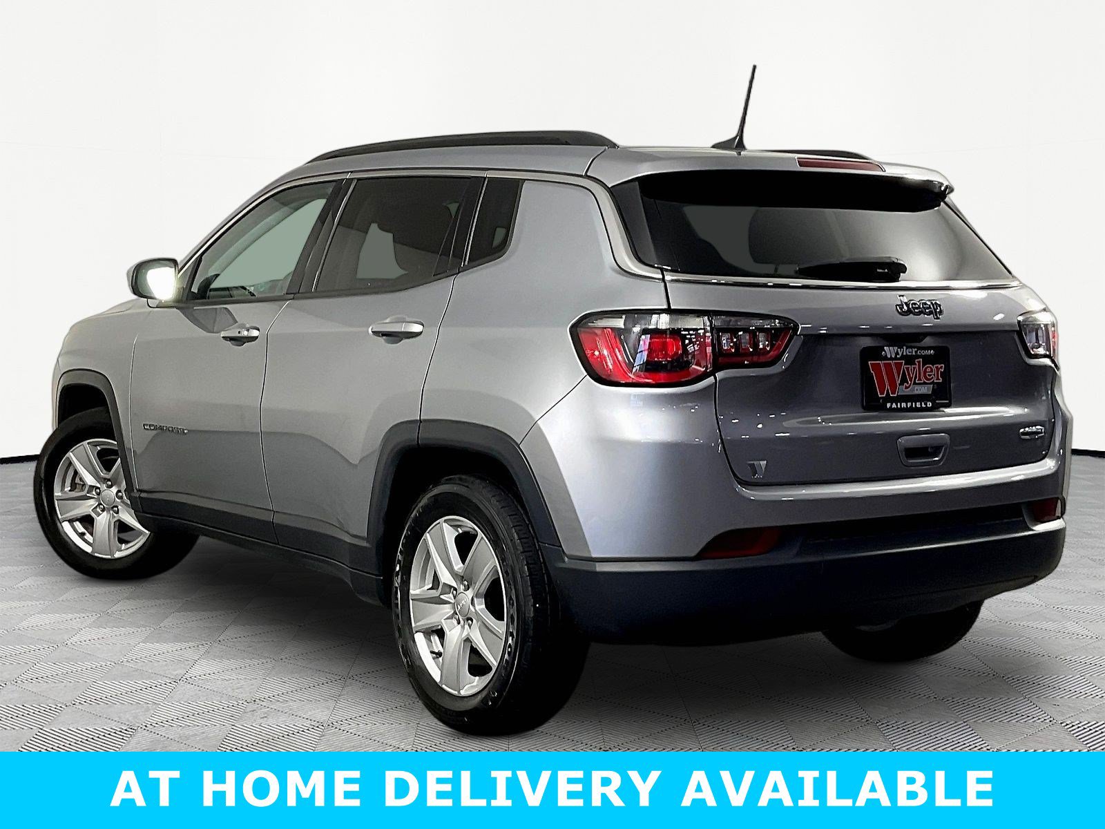 Used 2022 Jeep Compass Latitude FWD image 4