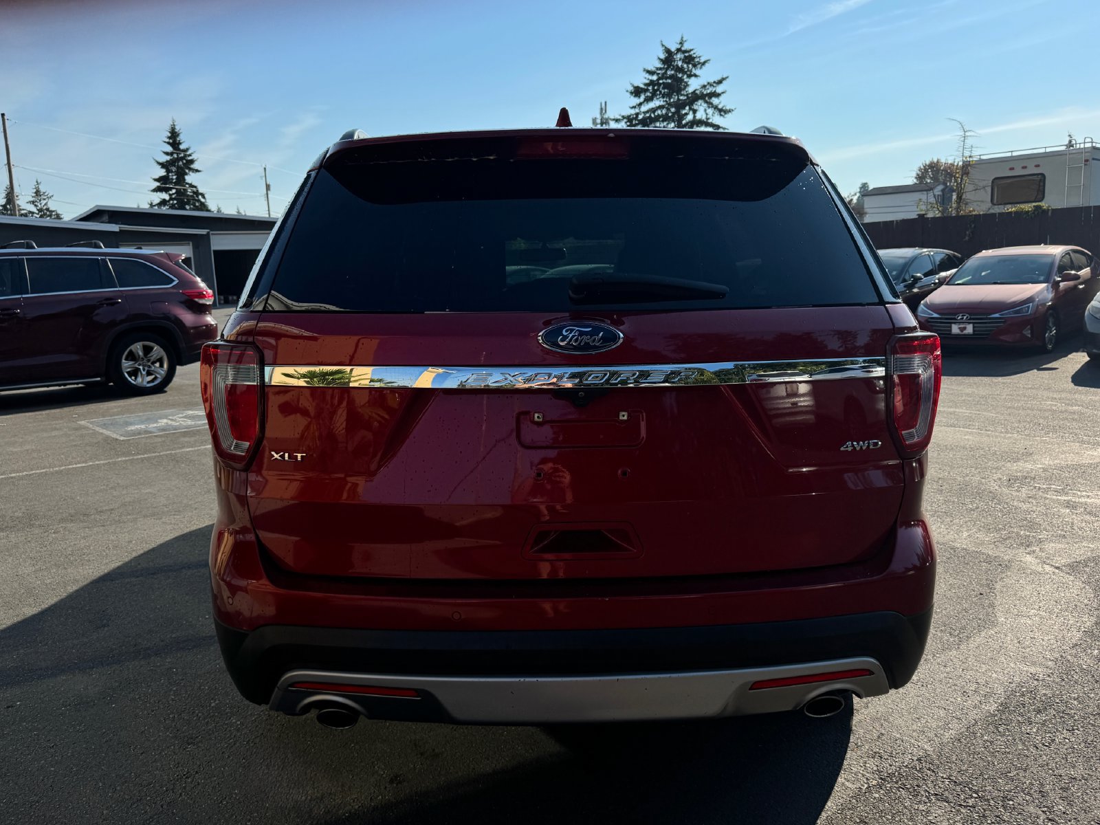 Used 2017 Ford Explorer XLT w/ Equipment Group 202A AWD/4WD image 6
