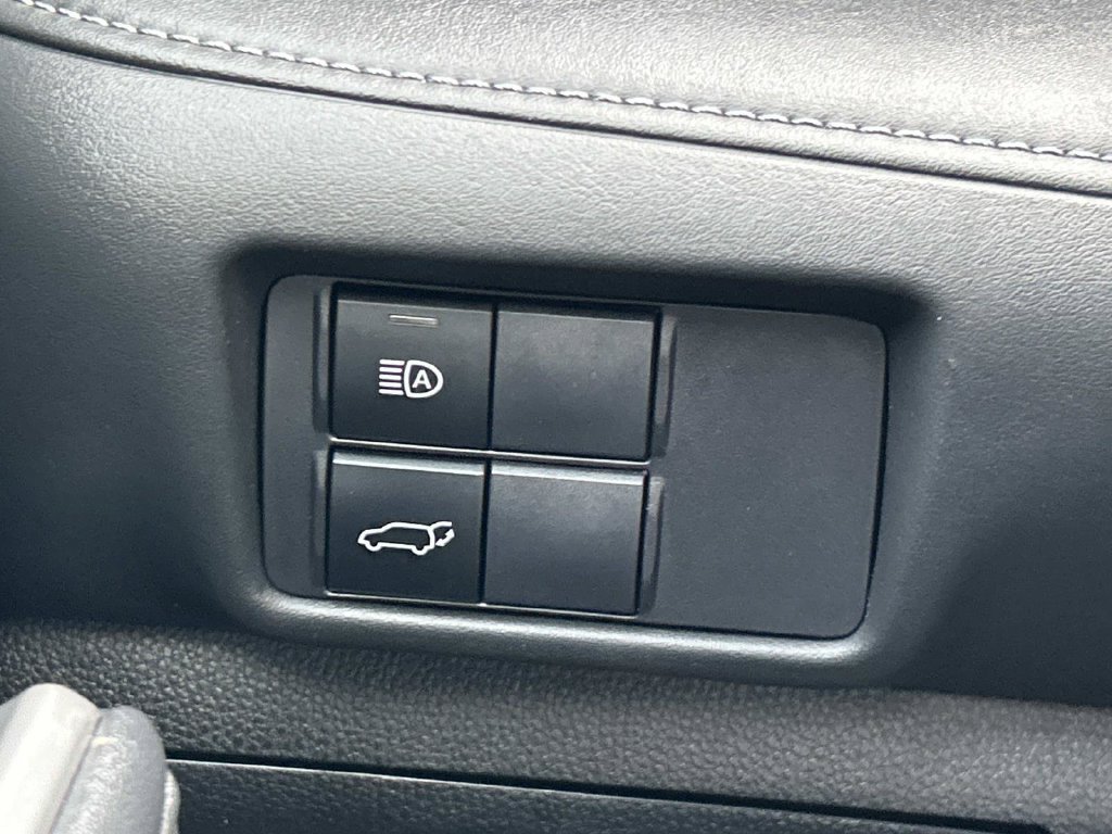 Used 2020 Toyota Highlander XLE AWD/4WD image 29