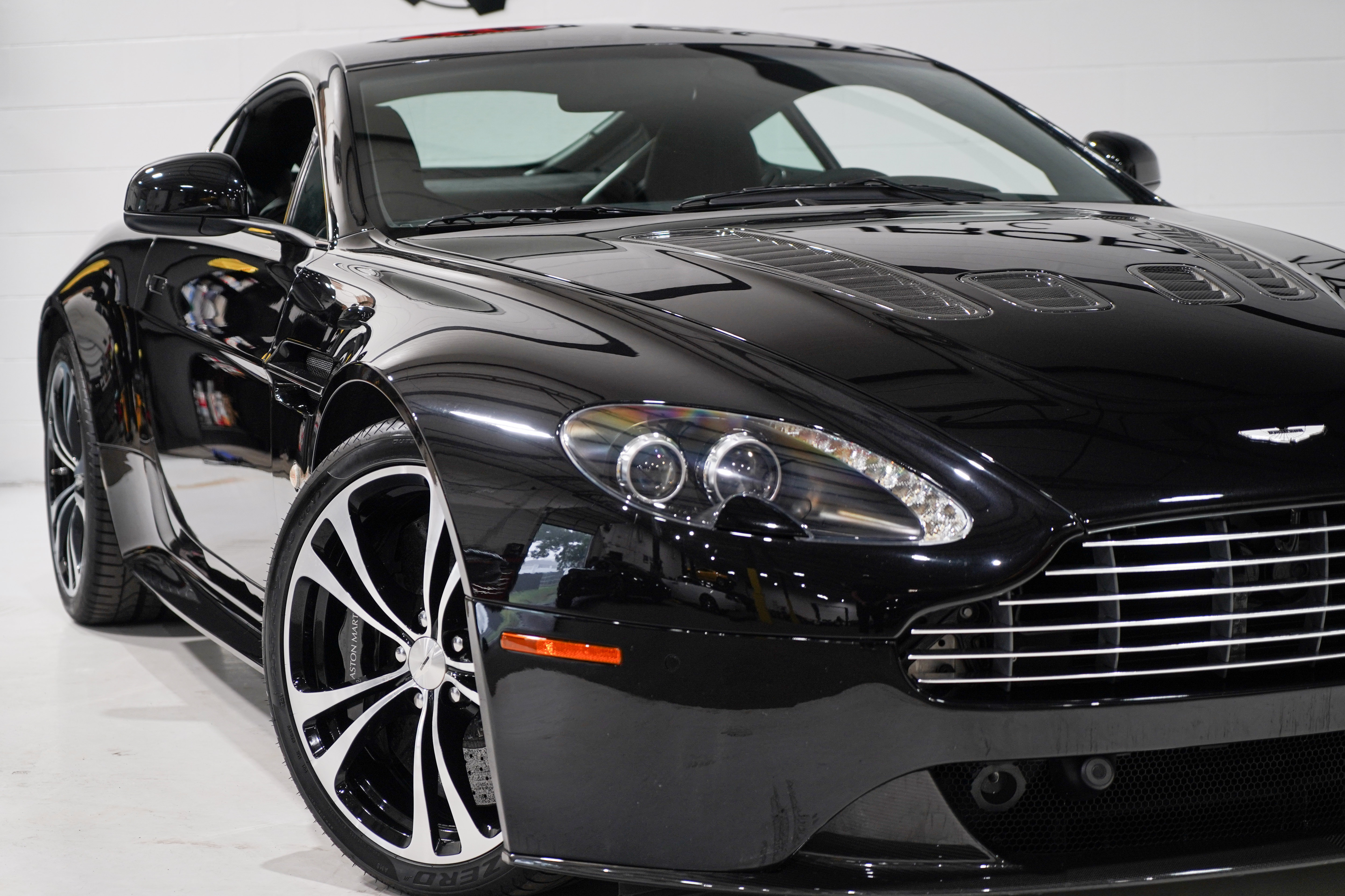 Used 2011 Aston Martin V12 Vantage Carbon Black RWD image 26
