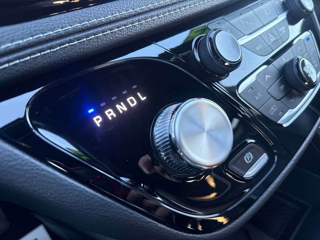 Used 2025 Chrysler Pacifica Limited image 25
