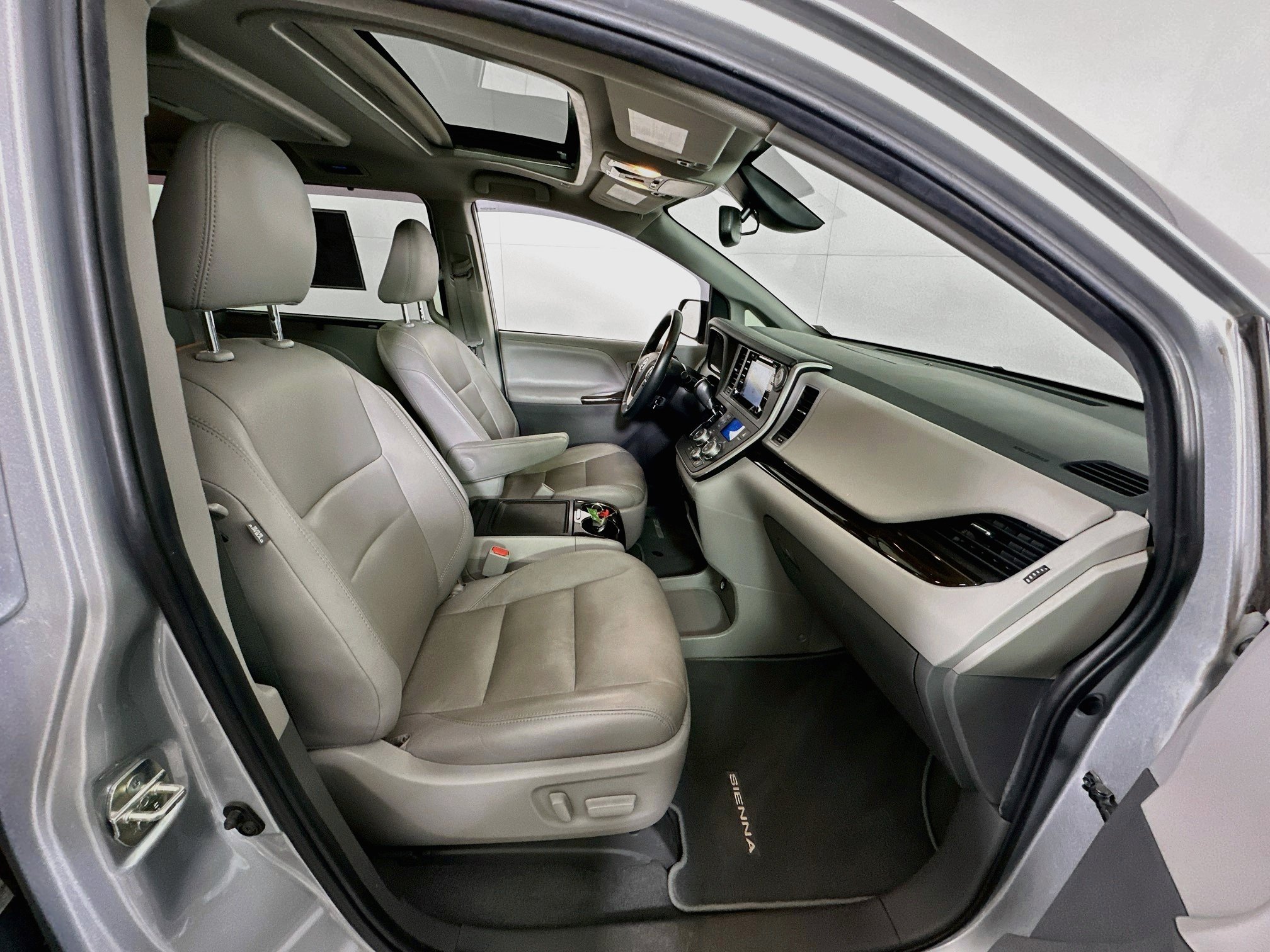 Used 2020 Toyota Sienna XLE Premium FWD image 32