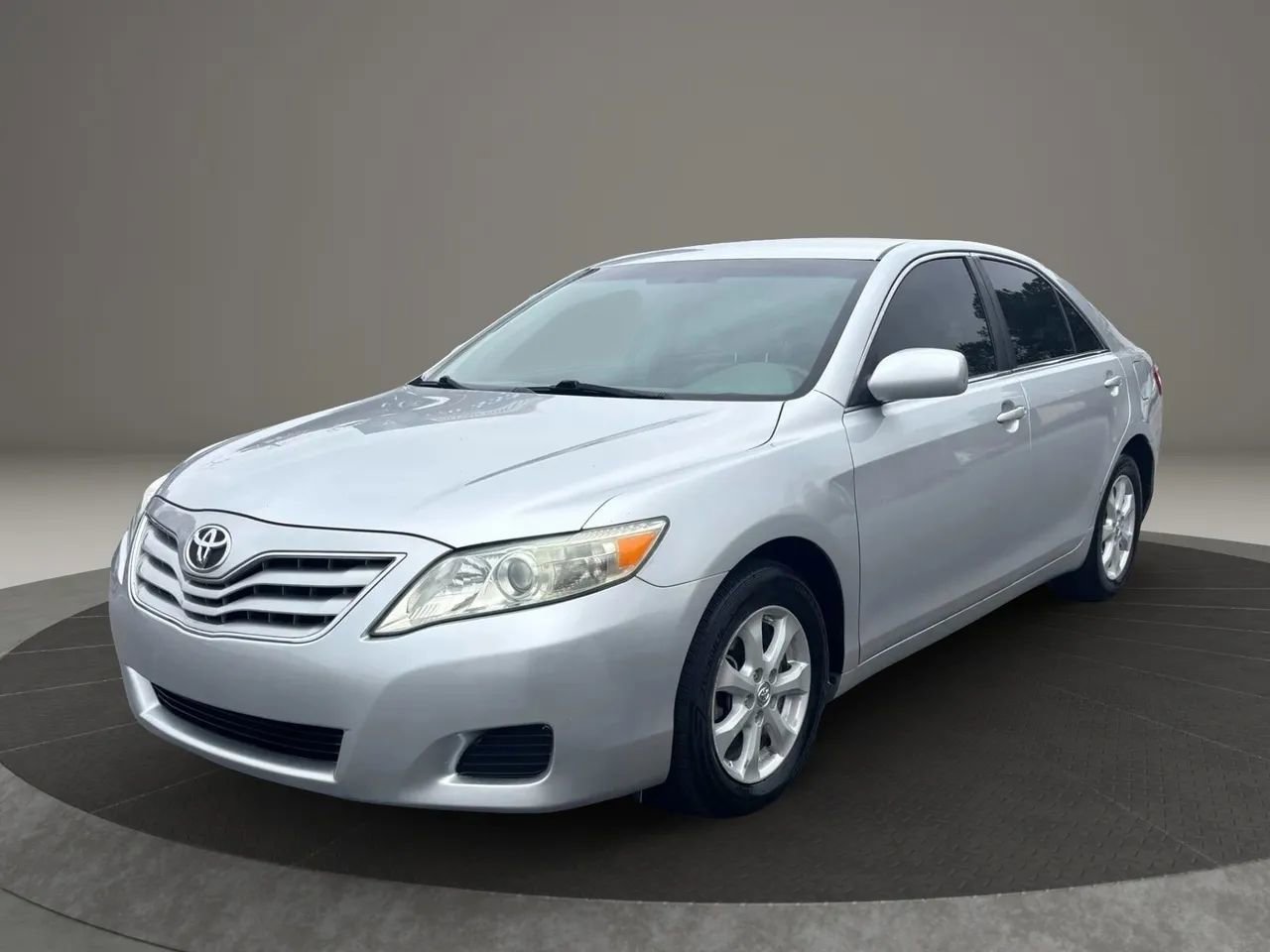 Used 2010 Toyota Camry LE image 1