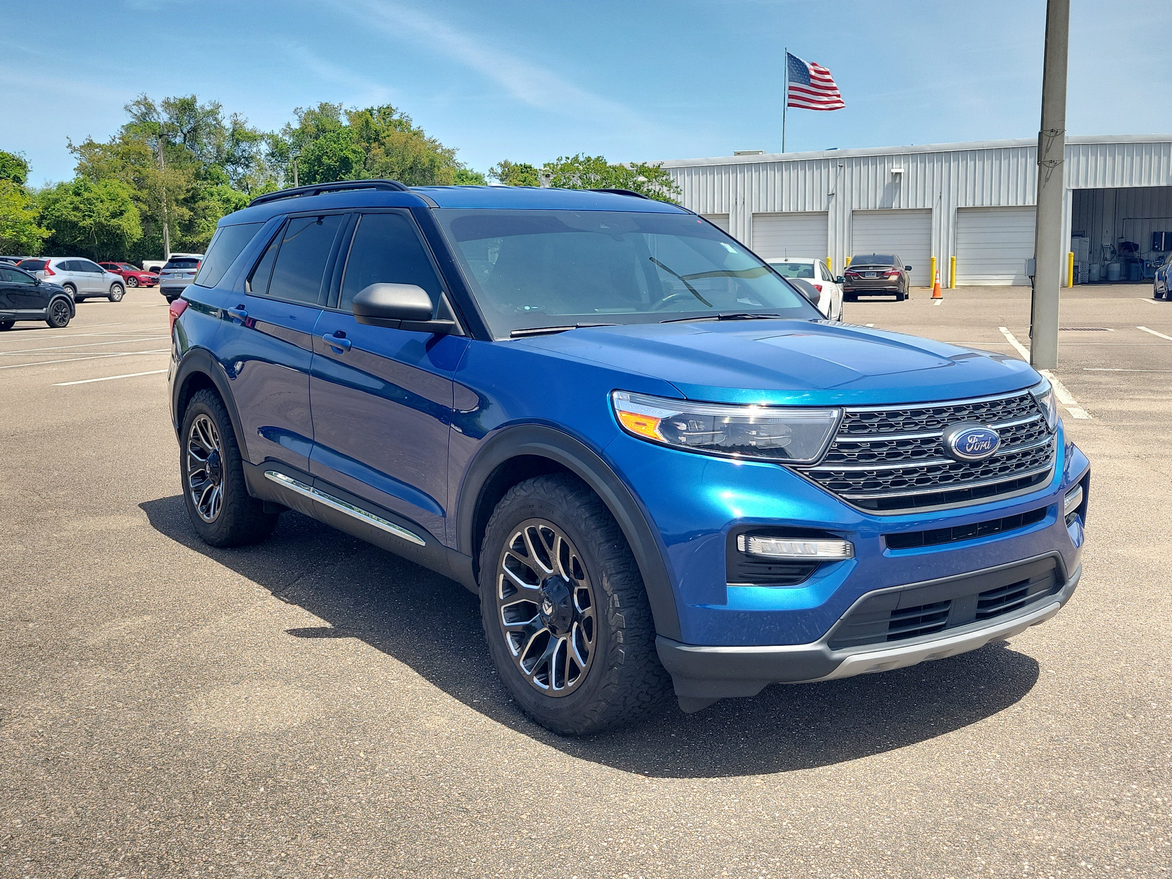 Used 2022 Ford Explorer XLT w/ Equipment Group 202A image 7