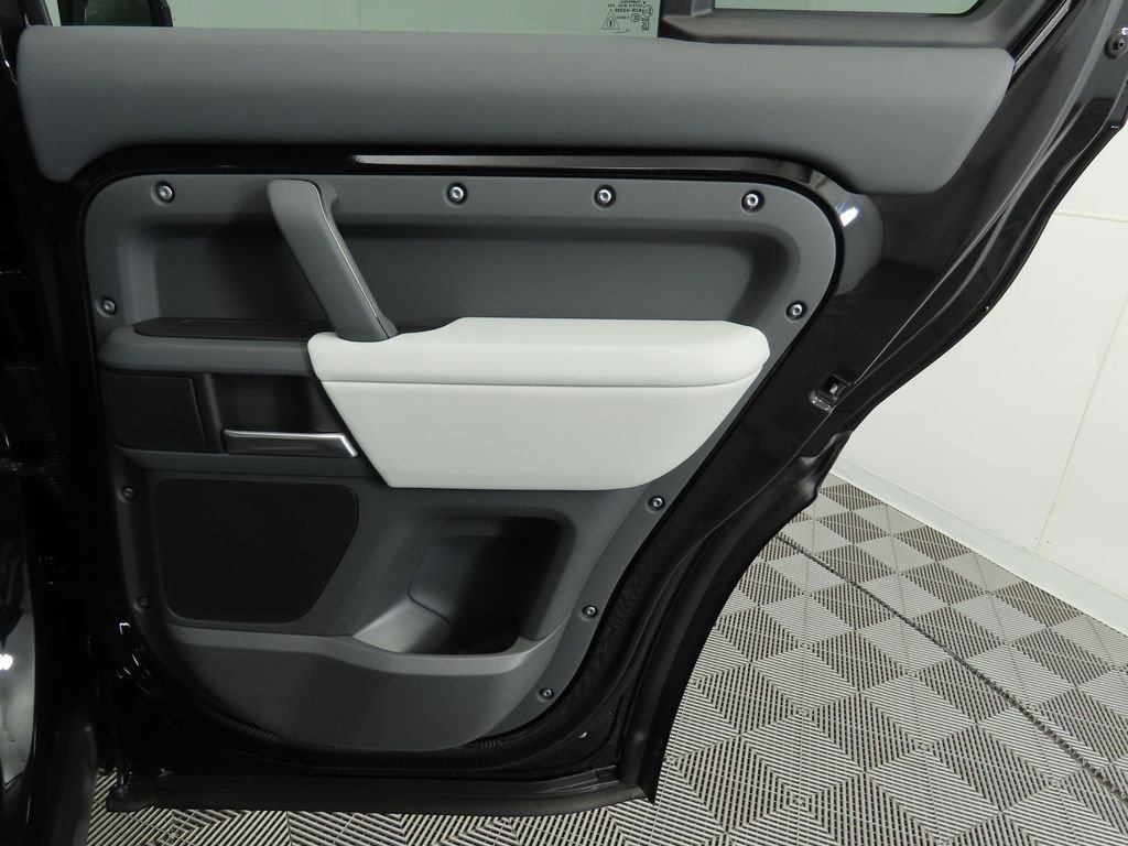 New 2026 Land Rover Defender 130 X-Dynamic SE image 27