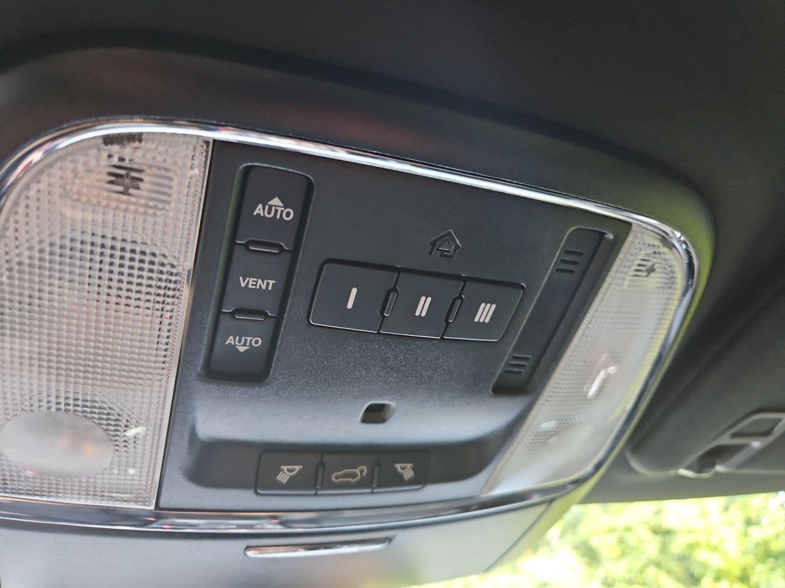 Used 2018 Dodge Durango R/T w/ Technology Group AWD/4WD image 19