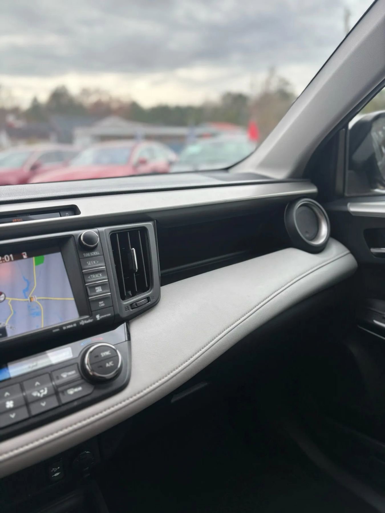 Used 2016 Toyota RAV4 Limited image 39