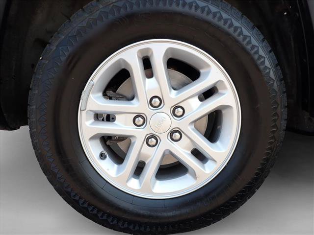 Used 2024 Jeep Grand Cherokee Laredo AWD/4WD image 7