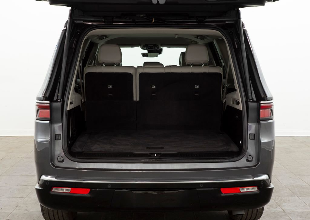 Used 2023 Jeep Wagoneer L Series II image 16