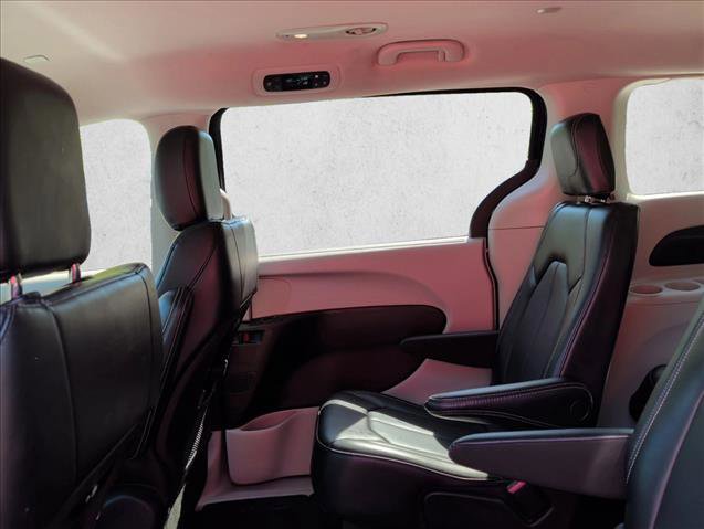 Used 2023 Chrysler Pacifica Touring-L image 16
