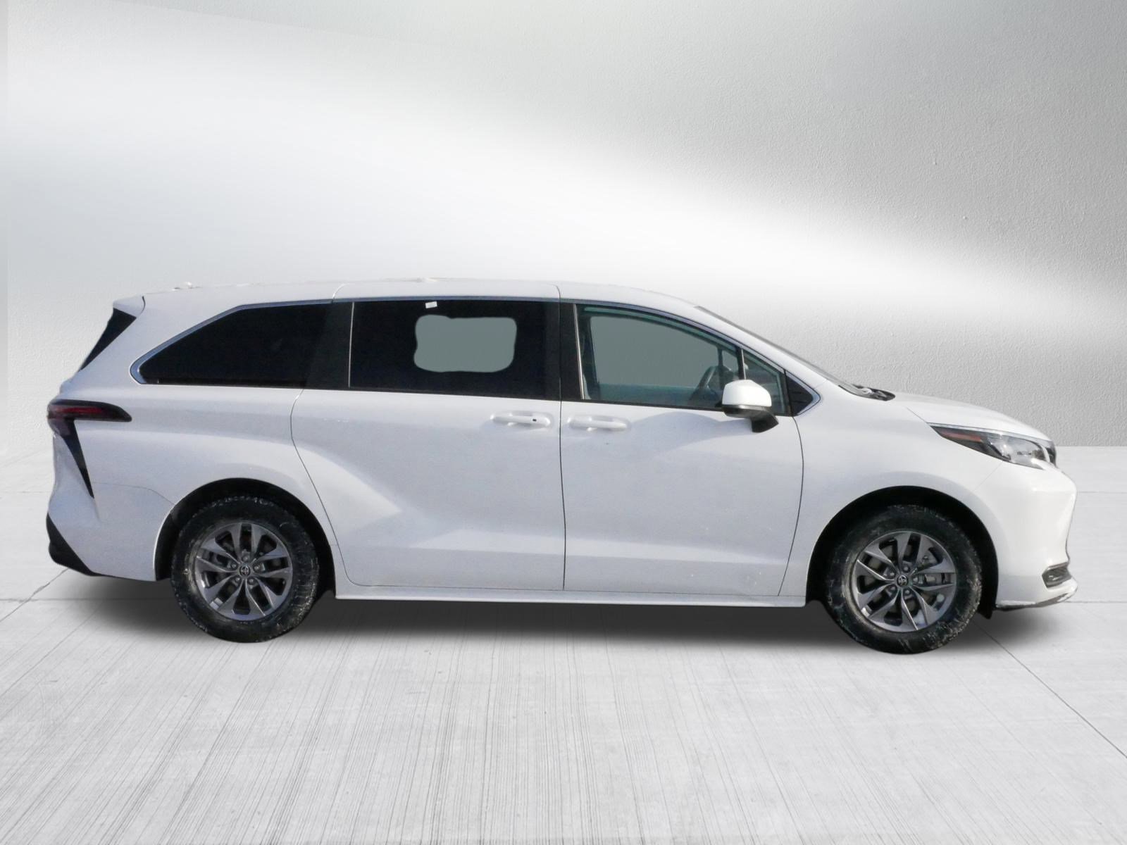 Used 2025 Toyota Sienna LE image 8