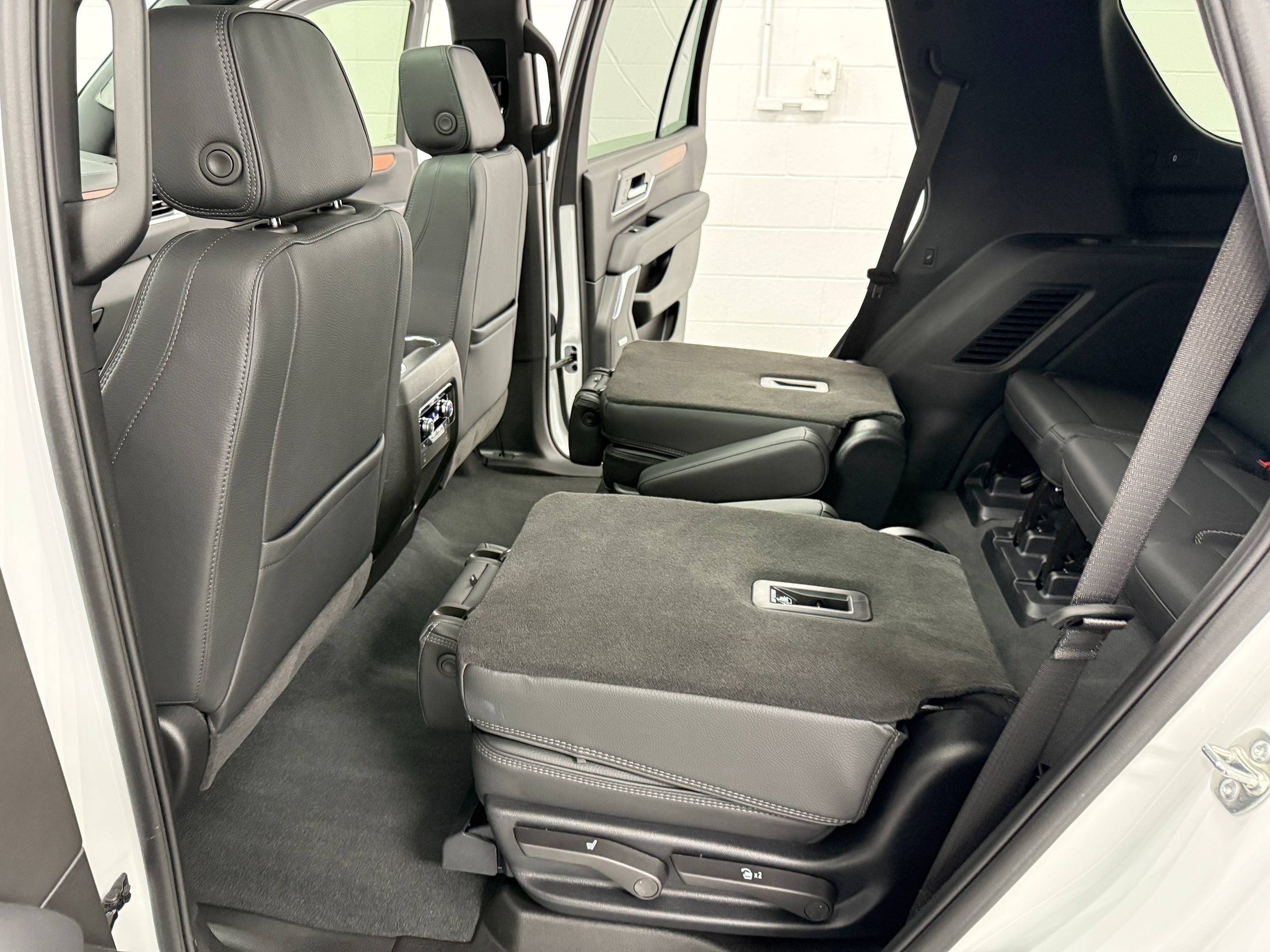 Used 2025 GMC Yukon Denali w/ Sun & Power Step Package AWD/4WD image 18
