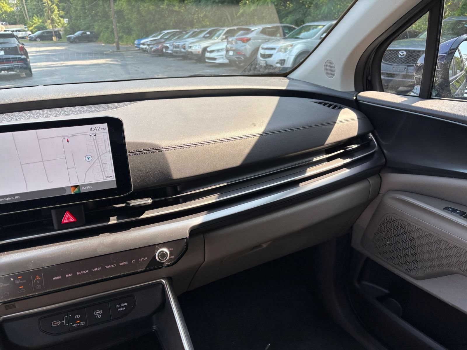Used 2026 Kia Carnival FWD image 32