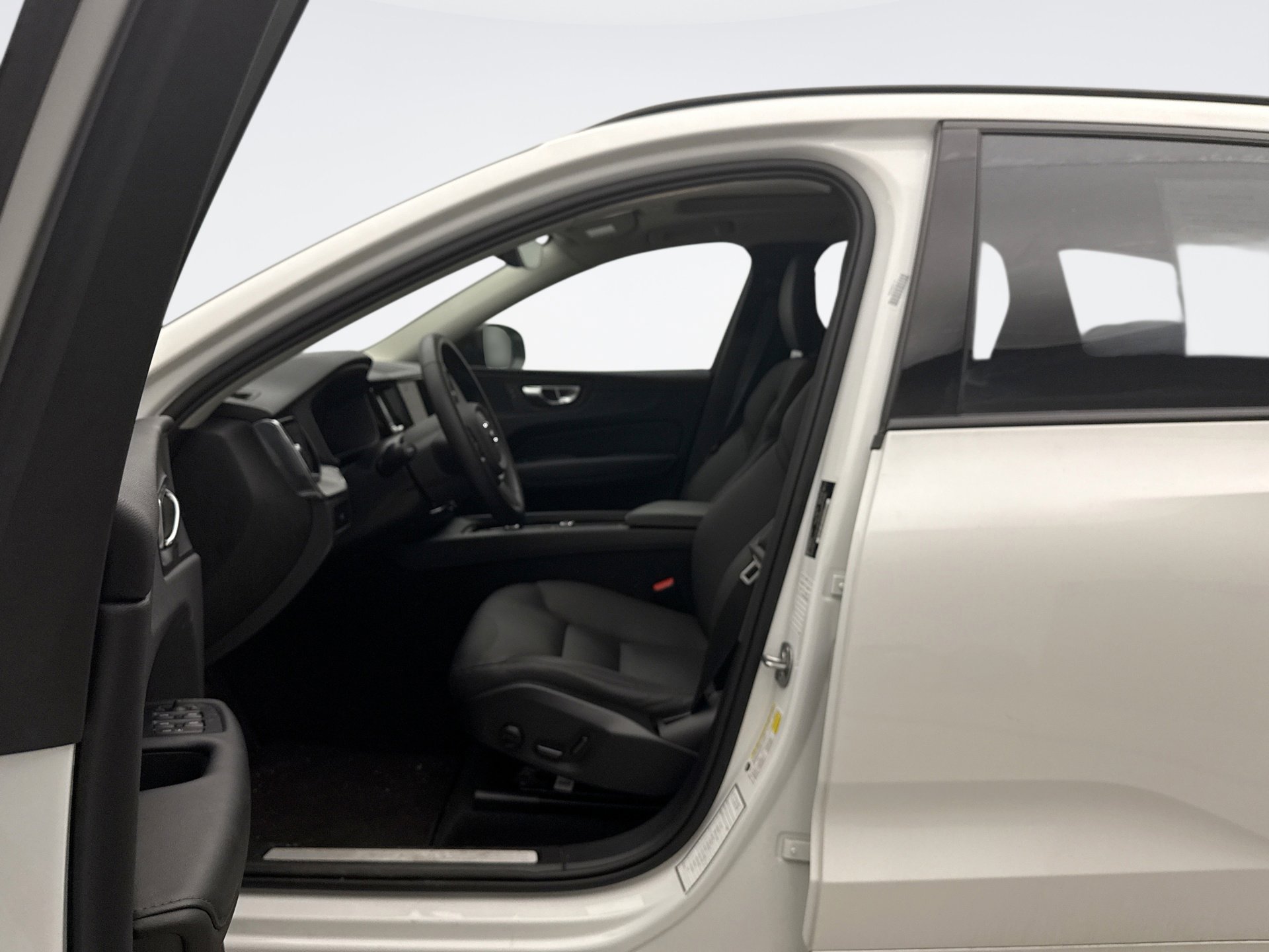 Used 2025 Volvo XC60 B5 Plus image 8