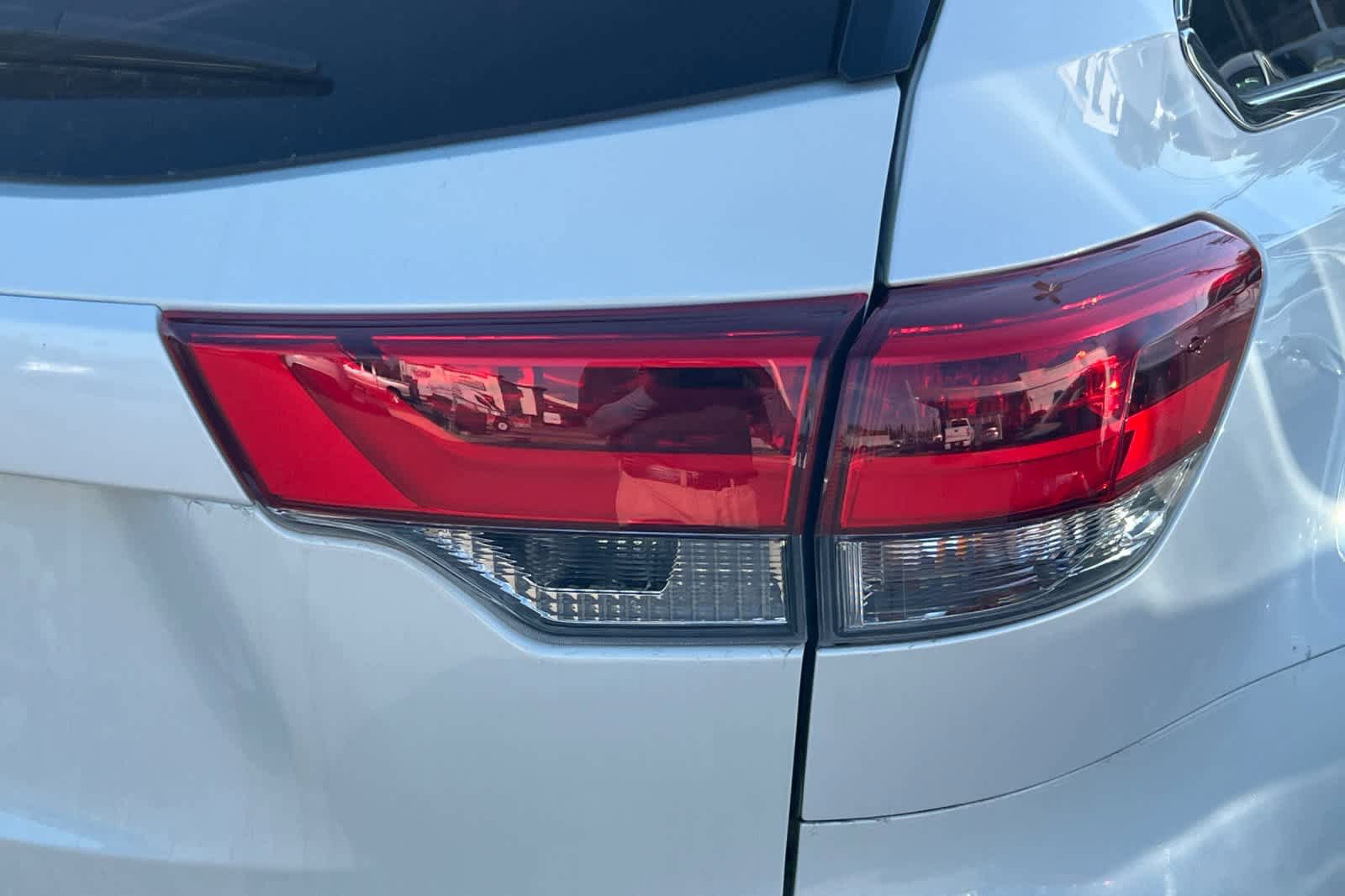 Used 2019 Toyota Highlander LE AWD/4WD image 18