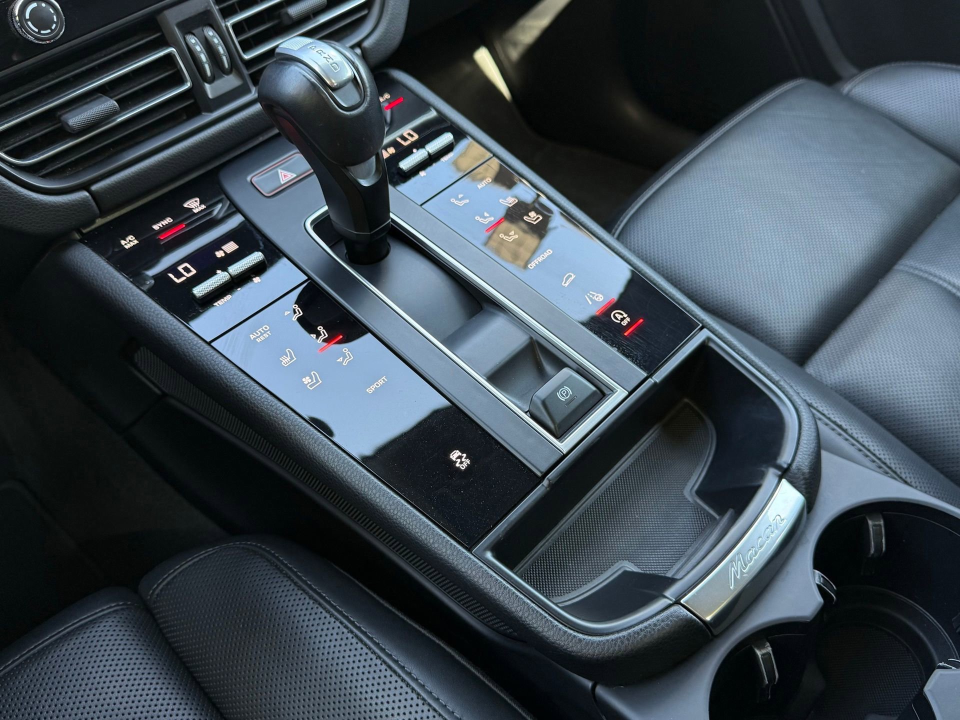 Certified 2024 Porsche Macan AWD/4WD image 22