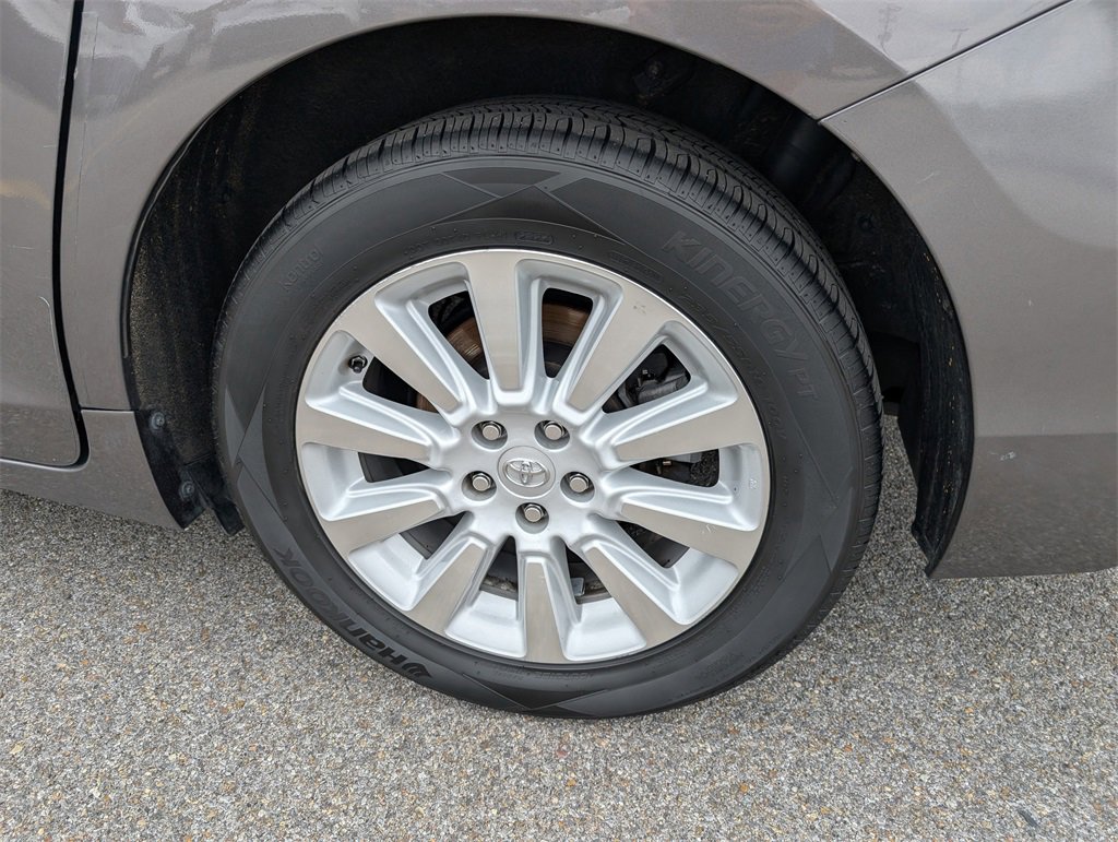 Used 2013 Toyota Sienna XLE image 33