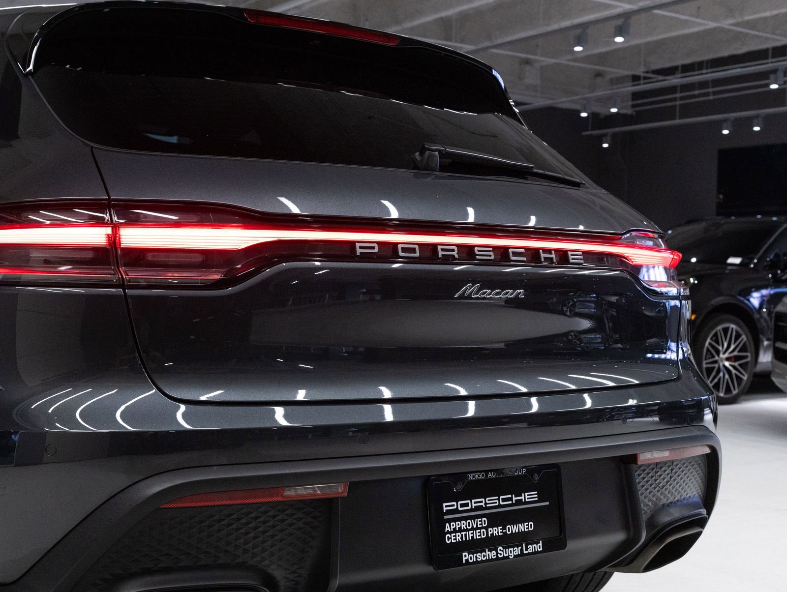 Certified 2023 Porsche Macan AWD/4WD image 32