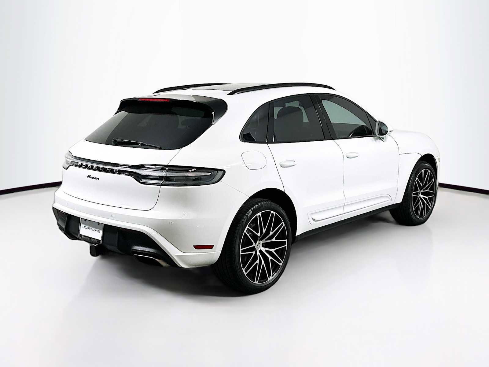 Certified 2025 Porsche Macan AWD/4WD image 9