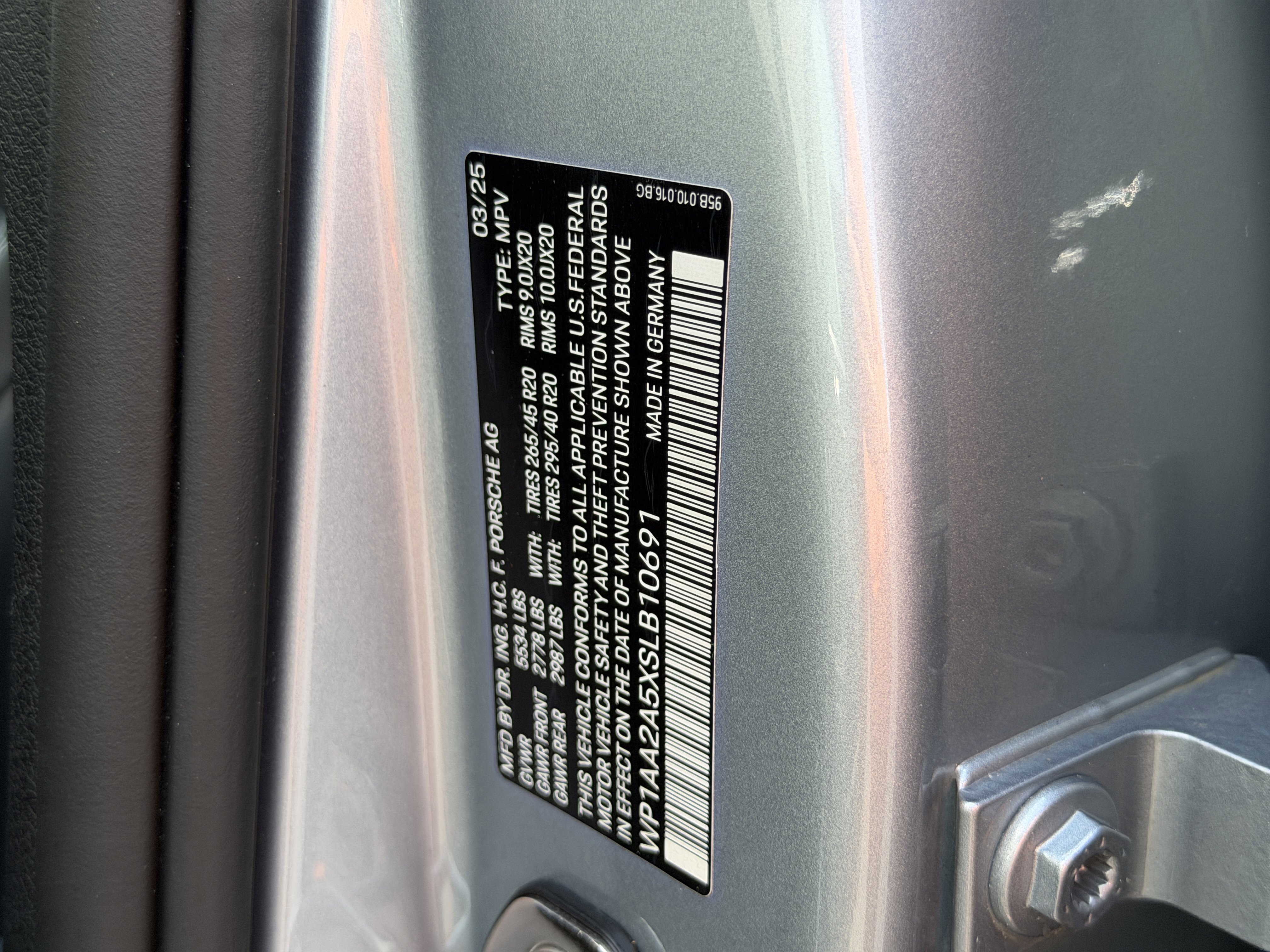 Certified 2025 Porsche Macan Turbo image 38