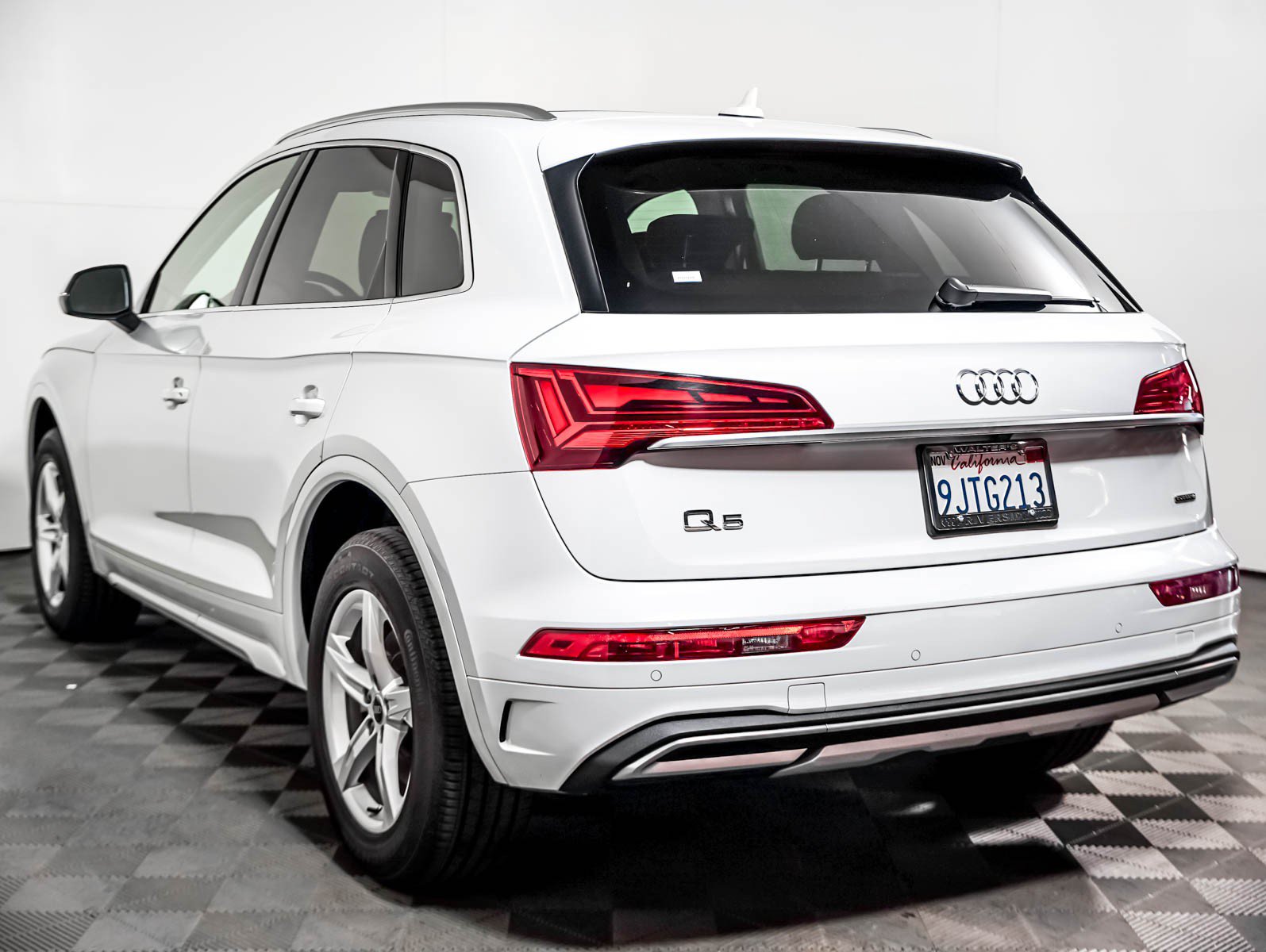 Used 2023 Audi Q5 2.0T Premium w/ Convenience Package AWD/4WD image 2